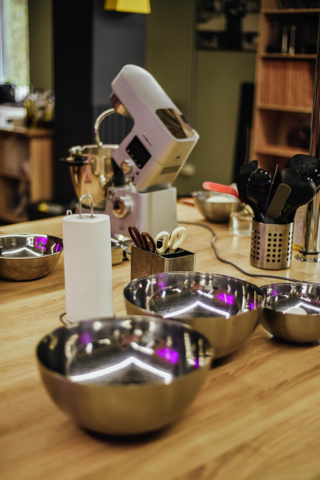 Isola cucina con strumenti tecnologici