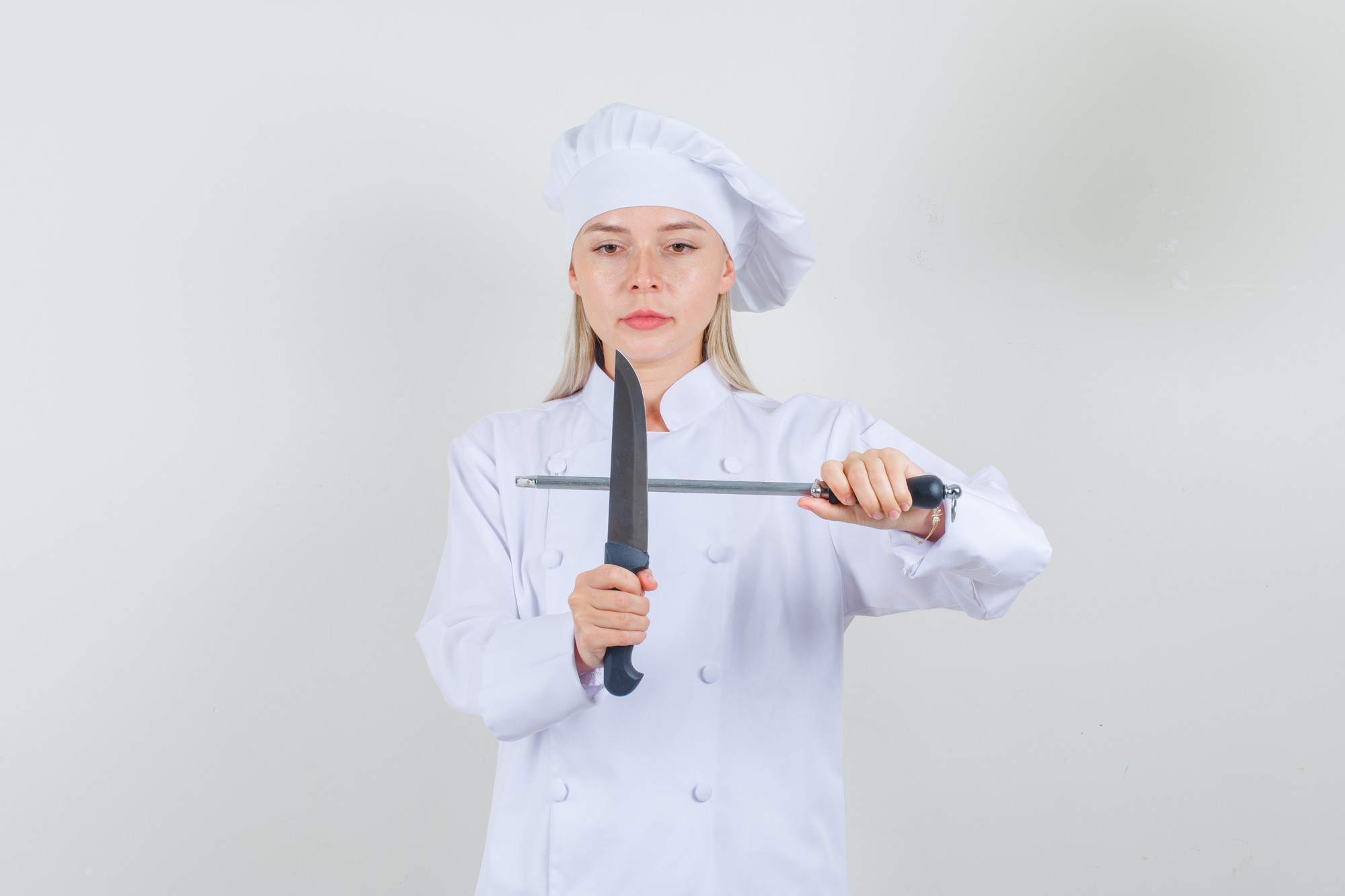 Chef che dimostra una tecnica al coltello